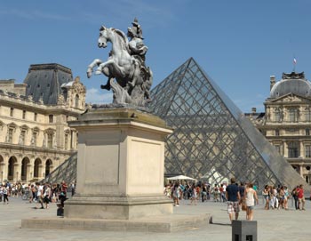 Foglaljon le előre jegyeket az “Egész napos Párizs” programra, és tekintse meg az egész várost! A program része a látogatás a Louvre-ban, sétahajózás a Szajnán, az Eiffel torony és a Notre Dame. Itt vásároljon jegyeket az “Egész napos Párizs” programra!