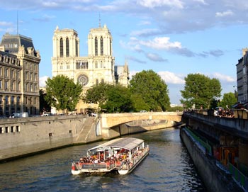 Um de nossos pacotes mais procurados e especiais de Paris, incluindo jantar na Torre Eiffel, cruzeiro Batobus pelo Sena com iluminações noturnas e espetáculo no Lido de Paris. Reserve online aqui!