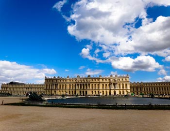 Besøg Versailles Slottet! Køb dine billetter hjemmefra og nyd transport til/fra Paris og spring den lange indgangskø over til slottet. Bestil nu!