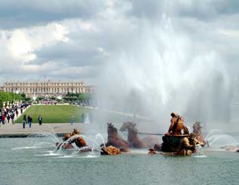 Conheça todo o encanto do Palácio de Versalhes e de seus jardins! Inclui ida e volta de Paris e guia em português. Reserve seu tour a Versalhes online!