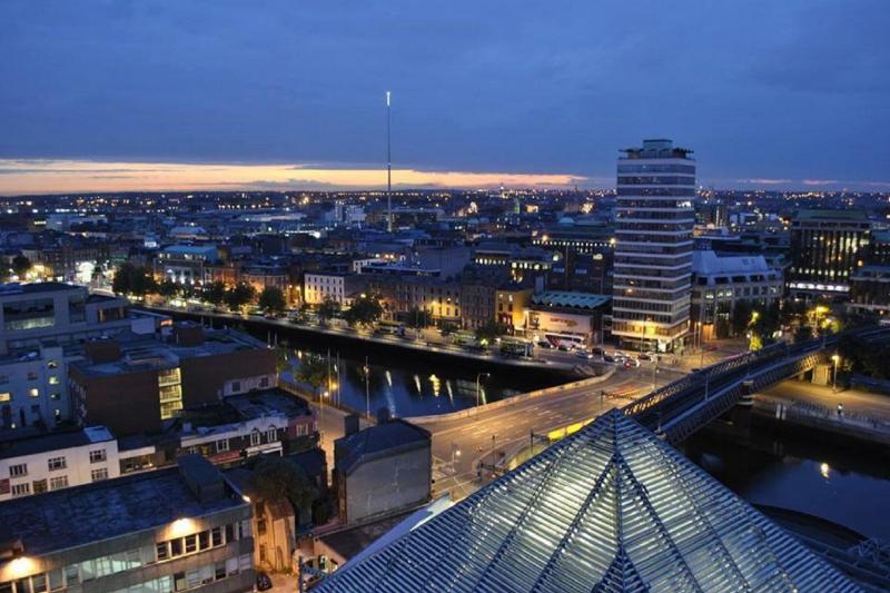 A cidade de Dublin ao anoitecer