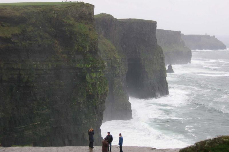 Lähde Irlannin upeimmalle luonnonnähtävyydelle, Cliffs of Moher -rantakallioille. Edestakainen kuljetus sis. hintaan. Vieraile vierailukeskuksessa ja tutustu rantakallioihin!