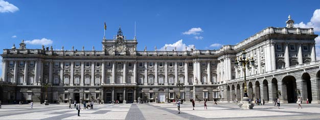 Opplev en guidet tur til Palacio Real i Madrid! Slottet er et av de best bevarte i Europa. Bestill billetter her.