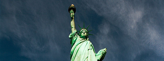 Genießen Sie unsere verständliche Tour zur Freiheitsstatue. Mit Zugang zum Sockel! Vermeiden Sie die Menschenmassen mit früher Abfahrt. Buchen Sie hier!