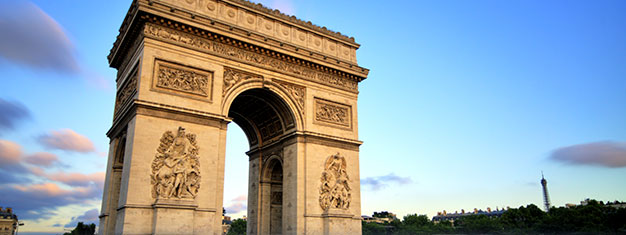 Ohita jonot Riemukaarelle! Ihaile 360° panoraamanäkymiä Pariisin yli tästä maailmankuulusta monumentista Champs-Élysées'n päässä. Osta tästä!