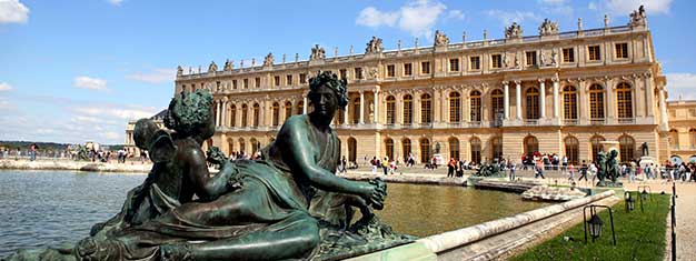 Nestůjte ve frontě do zámku Versailles včetně jeho zahrad! Získejte zdarma audi průvodce a navštivte Velký Trianon, Malý Tianon, dům Marie Antoinetty a užijte si kouzelnou hudební podívanou fontány Fountains de Versailles.