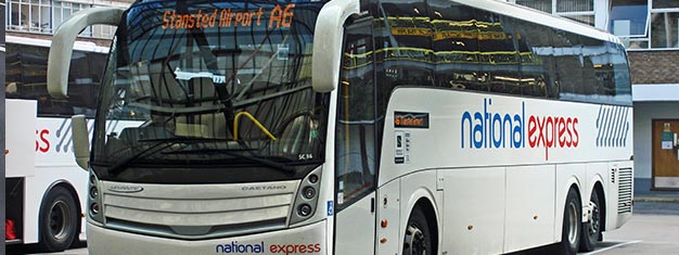 Disfruta un servicio de bus cómodo y frecuente entre el Aeropuerto de Stansted y tres opciones de paradas en el centro de Londres. Es rápido y barato. Reserva en línea!