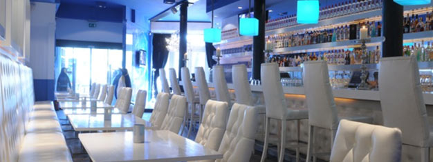 Besøg Amsterdams cooleste bar - Amsterdam Icebar. Alt er lavet af is. Jakker og handsker til låns. Billetter inkluderer 3 drinks. 