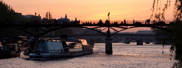 Élvezzen egy egyedülálló párizsi vacsorát a Szajnán! A “sétahajózás vacsorával az éjszakai Párizsban” (Paris Illumination Dinner Cruise) programra a Bateaux Parisiens vízi utasszállítással ITT vehet jegyeket