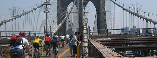 Recoge tu bicicleta en South BridgeSeaport, cruza el Puente de Brooklyn en bici y explora la Gran Manzana con dos ruedas! Opción de 1 hora hasta un día entero.