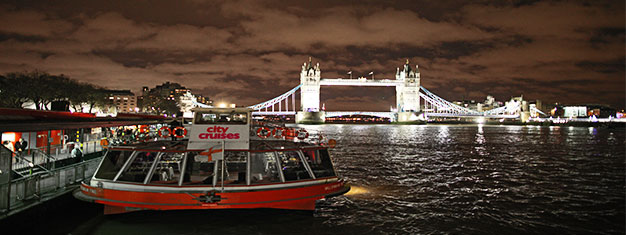 Goditi una romantica crociera in serata su una leggendaria London Showboat. Include cena di quattro portate con vino. Cena e balla tutta la notte! Prenota la tua crociera!