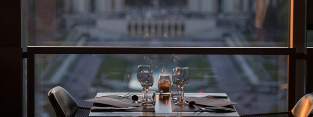 Goditi una cena e la vista di Parigi dal ristorante 58 nella Torre Eiffel, salta la coda e vai direttamente su nella Torre Eiffel e goditi una cena deliziosa.