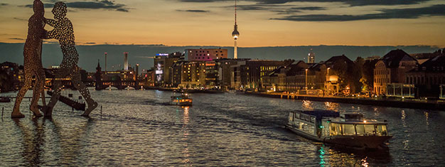 Njut av en 2,5-3-timmars kvällstur med båt genom Berlin på floden Spree. Beundra stadens stora sevärdheter och lär dig mer om Berlins historia. Boka på nätet!
