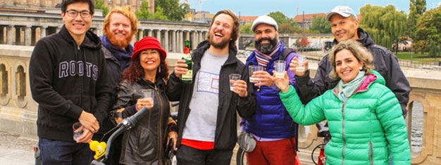 Prueba nuestro Tour Gastronómico Nocturno en Bici y explora el animado barrio de Prenzlauer Berg! Visita 3 lugares. Toda la comida incluida! Reserva en línea!