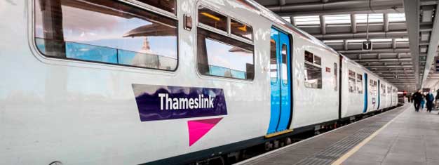 Comboio Thameslink ao Gatwick   