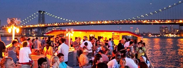 Buchen Sie bereits von Zuhause aus eine malerische zweistündige Schifffahrt und sichern Sie sich Ihren Platz auf der abendlichen Tour. Bewundern Sie New Yorks Skyline bei Nacht. Buchen Sie Ihre Tickets noch heute!