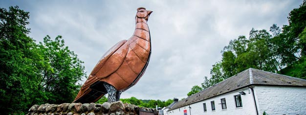 Erleben Sie das kulturelle Wahrzeichen Schottlands! Besuchen Sie Schottlands älteste Destillerie, in der  "The Famous Grouse" hergestellt wird. Oline buchen!