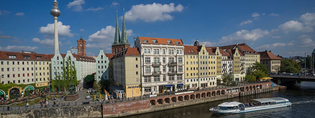 Följ med på en historisk sightseeingtur med båt i Berlin! Se och hör allt om den här vackra staden med guide ombord. Köp biljett till din båttur hemifrån!
