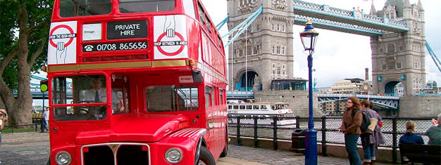 Besøk Tower of London & se kronjuvelene, få en tur inne i Westminster Abbey og nyt en deilig ettermiddags-te inne i klosteret. Bestill dine billetter på nett!