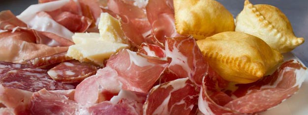 O Tour Gastronômico de Milão é uma maneira deliciosa de apreciar a boa cozinha italiana ao mesmo tempo em que se descobre o charme da Milão antiga. Reserve online aqui!