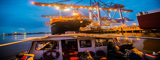 Savourez une délicieuse Croisière au Clair de Lune et admirez les lumières du port d'Hambourg ! Réservez votre Croisière au Clair de Lune dès aujourd'hui !