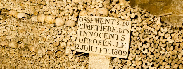 Vermijdt de wachtrij bij de Catacombs in Parijs en loop tijdens deze wandelrondleiding door de tunnels gemaakt van beenderen. Boek hier tickets voor Paris Catacombs Tour!