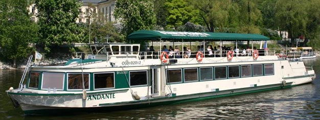 Diese 2-stündige Rundfahrt auf der Moldau bietet die optimale Gelegenheit, Prag auf dem Wasserwege zu erkunden, während Sie an Bord ein leckeres Mittagessen zu sich nehmen. Tickets für die Lunch Cruise sind hier erhältlich!