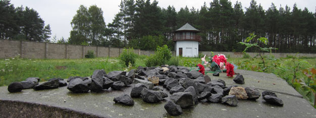 Visita el Memorial de Campo de Concentración Sachsenhausen, fuera de Berlín. Aprende sobre el campo y sus prisioneros. Reserva tu tour en línea!