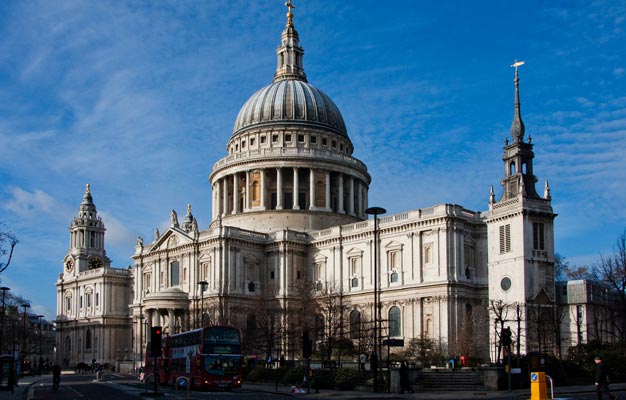 Besuchen Sie die St. Paul´s Cathedral in London. Umgehen Sie die Warteschlange mit Tickets aus dem Vorverkauf! Erklimmen Sie die Kuppel und genießen Sie die grandiose Aussicht auf London. Online buchen!