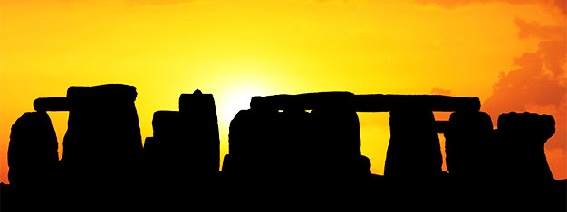 Sikre deg plass på den populære turen til den indre sirkelen ved Stonehenge! Besøk Stonehenge, vandre rundt Oxford og besøk Windsor Castle. Bestill på nett!