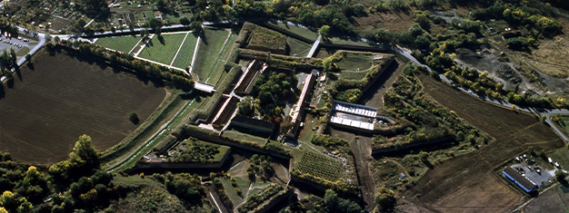 Visitez Terezín (Theresienstadt), le camp de concentration tristement célèbre lors de la 2e Guerre Mondiale en dehors de Prague. Achetez vos billets pour une visite ici!