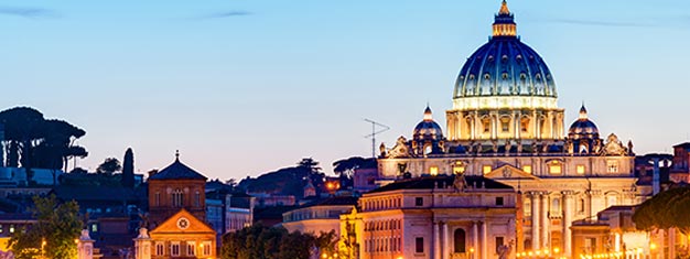 Explora los Museos Vaticanos y la Capilla Sixtina de noche, para disfrutar de los museos sin las multitudes. Reserva este popular tour en línea!