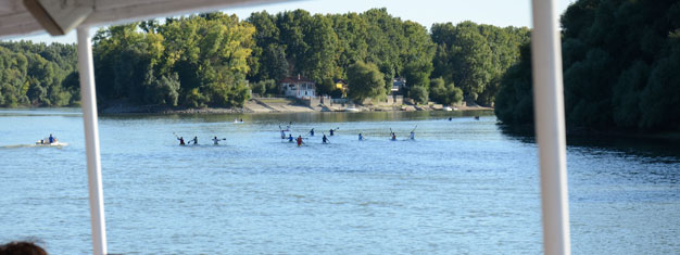 Fai un tour panoramico di Budapest vicino al 'Bel Danubio Blu' con fermate nelle città storiche di Visegrád, Esztergom and Szentendre. Prenota qui!