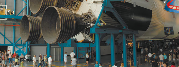 Besøg det berømte Kennedy Space Center i Florida, spis en frokostbuffet med en astronaut og kom på en guidet bustur! Få fingerne i dit rumpas her!