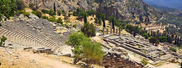 Geniet van een dagexcursie naar Delphi en het sanctuarium van Apollo! Bezichtig de Tempel van Apollo en het Delphi Museum. Boek online!