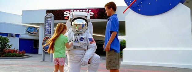 Bestill inngangsbilletter til Kennedy Space Center! Møt en astronaut, prøv en oppskytningssimulator, se romrakketten Atlantic på kloss hold og mye mer!