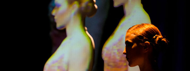 В Лонга М! В Лондоне, Сиди Ларби Шеркауи сотрудничает с талантливым актерским составом аргентинских танцоров и музыкантов, чтобы создать шоу с его собственным стилем танго.