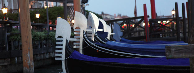 Experience another and less touristed side of Venice on our evening tour. The tour includes a gondola ride with a real local ‘gondaliere’. Book here!