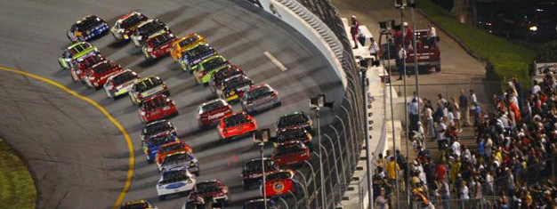 Vieni con noi a vedere il 2° più grande evento NASCAR dell'anno - la Coke Zero 400. È il modo perfetto di passare una notte assistendo ad uno degli eventi americani più festivi dell'anno. Questo famoso evento si esaurisce presto, quindi assicurati di prenotare i tuoi biglietti in anticipo!