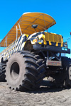 Monster Truck Fahrt durch Orange Groves